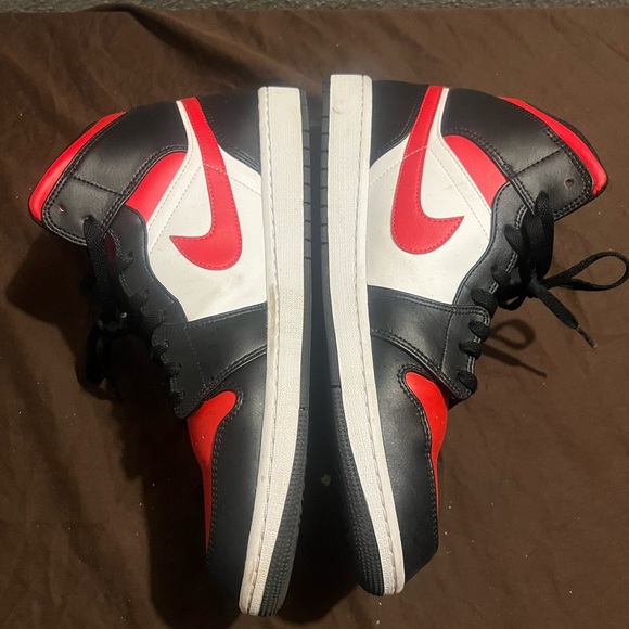 Nike Kids' Black and Red Sneakers Air Jordan 1 Mid Bred - Picture 2 of 6